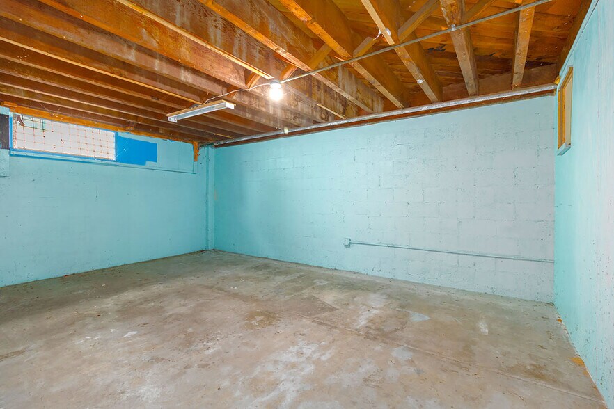 More Photos Of 138 Kamehameha Ave, Hilo Storefront For Sale
