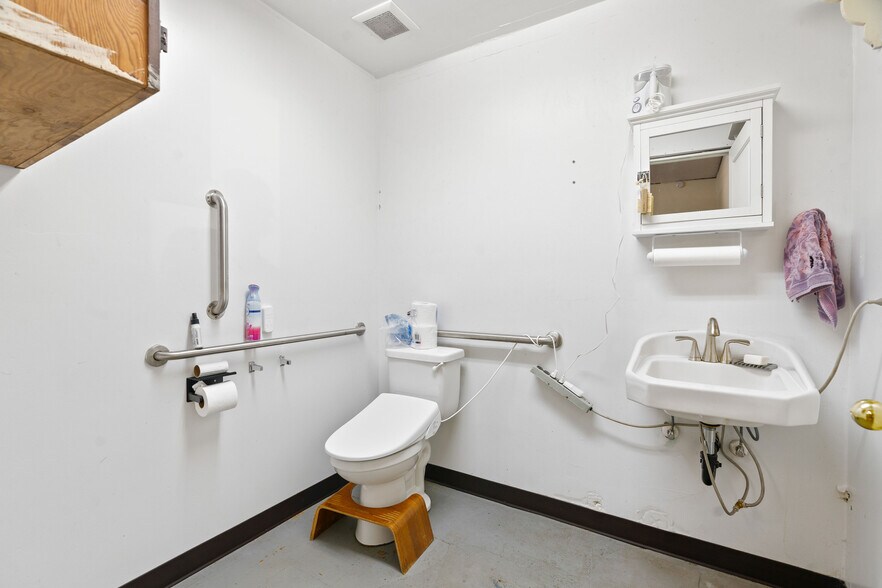 More Photos Of 7131 NE Prescott St, Portland Storefront Retail Office For Sale