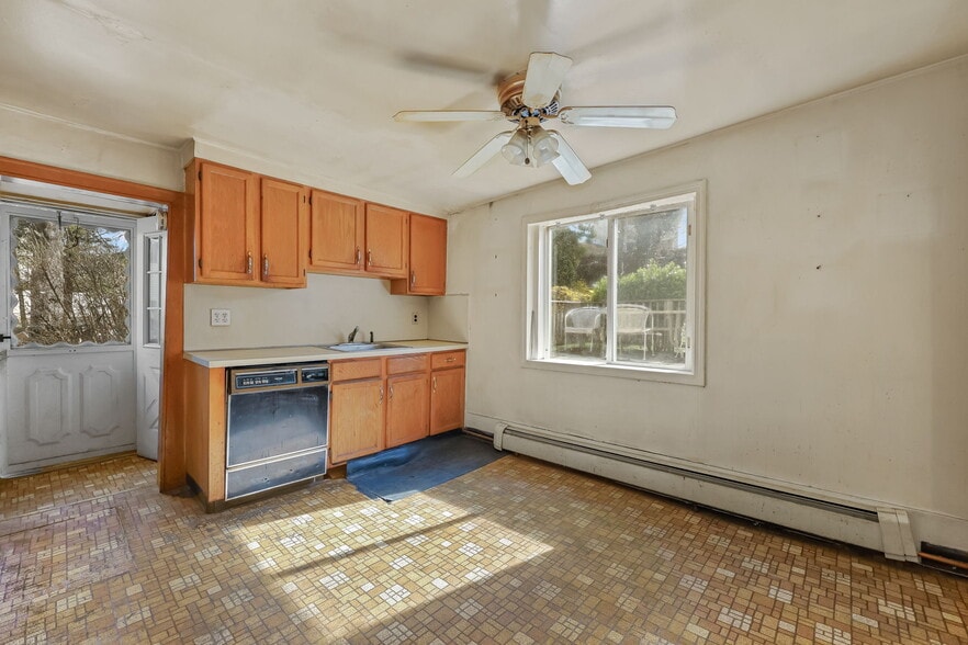 More Photos Of 15 Henry St, Greenwich Multifamily For Sale