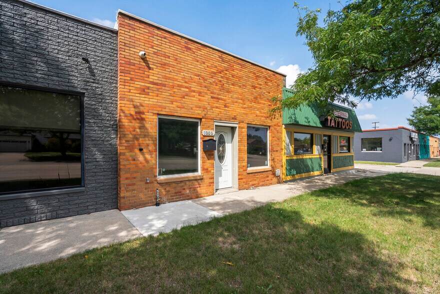 More Photos Of 1006 W 14 Mile Rd, Clawson Storefront For Lease
