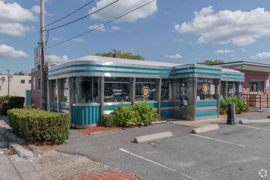 More Photos Of 140 Newport Ave, East Providence Restaurant For Lease