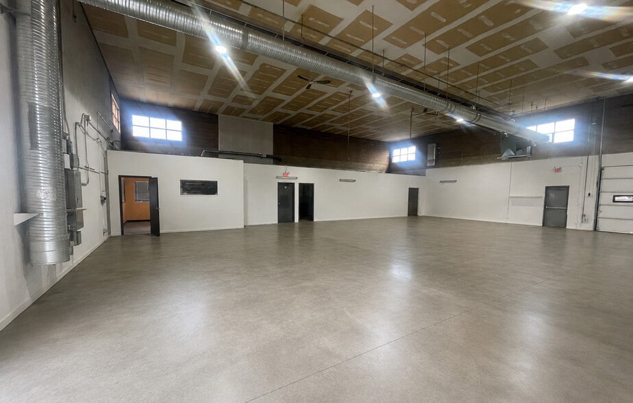 More Photos Of 541 Kingsview Way SE, Airdrie Service For Lease