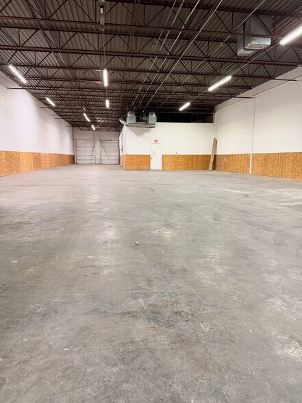 More Photos Of 10501-10537 King William Dr, Dallas Warehouse For Lease