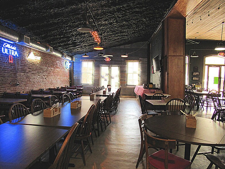 More Photos Of 514-520 N Railroad St, Burton Restaurant For Lease