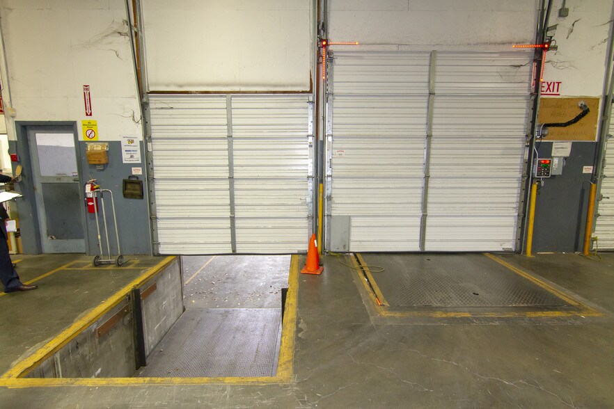 More Photos Of 2515-2517 SE Mailwell Dr, Milwaukie Manufacturing For Lease