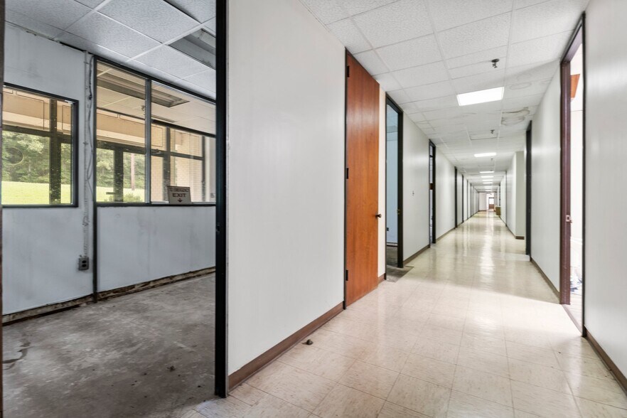 More Photos Of 327 Lewis St, Oxford Distribution For Lease