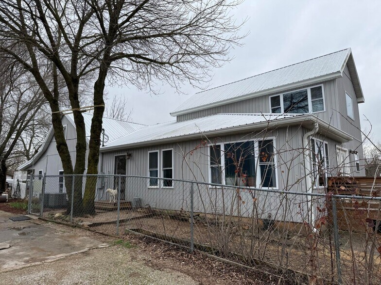 More Photos Of 615 W Benton St, Buffalo Flex For Sale