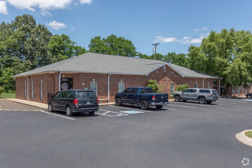More Photos Of 211-237 Dunbar Cave Rd, Clarksville Office For Lease
