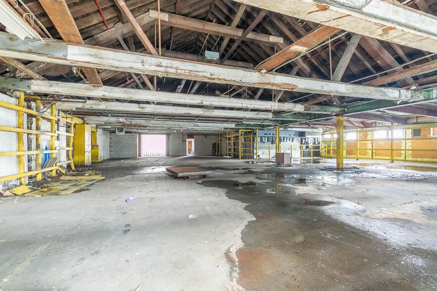 More Photos Of 1190 Huntington Rd, Huntington Manufacturing For Lease