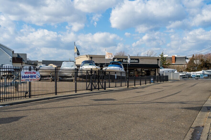 More Photos Of 13-19 Post Pl, Babylon Marina For Sale