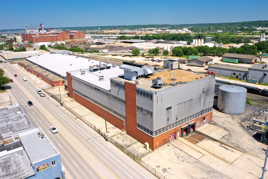 More Photos Of 2400 SW Washington St, Peoria Manufacturing For Sale