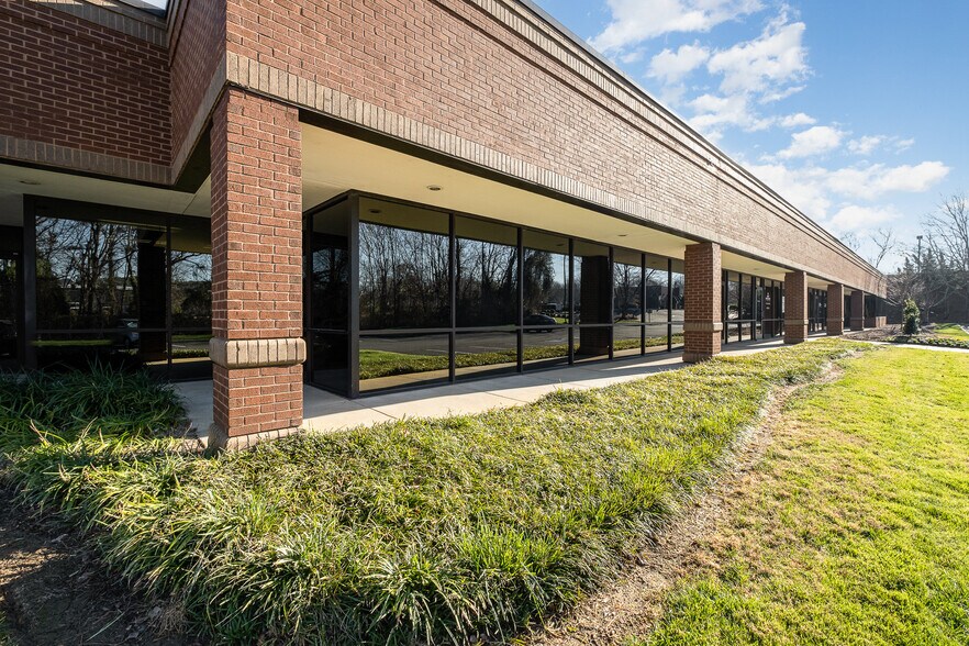 More Photos Of 1805 Sardis Rd N, Charlotte Unknown For Lease