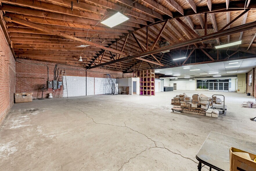 More Photos Of 5700 S Western Ave, Los Angeles Freestanding For Lease