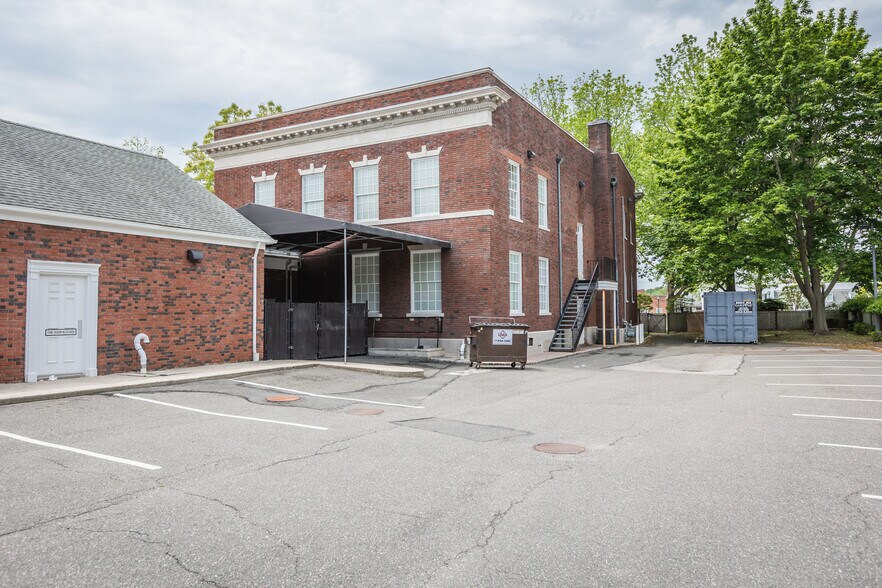 More Photos Of 1 Hampton Rd, Southampton Storefront Retail Office For Sale