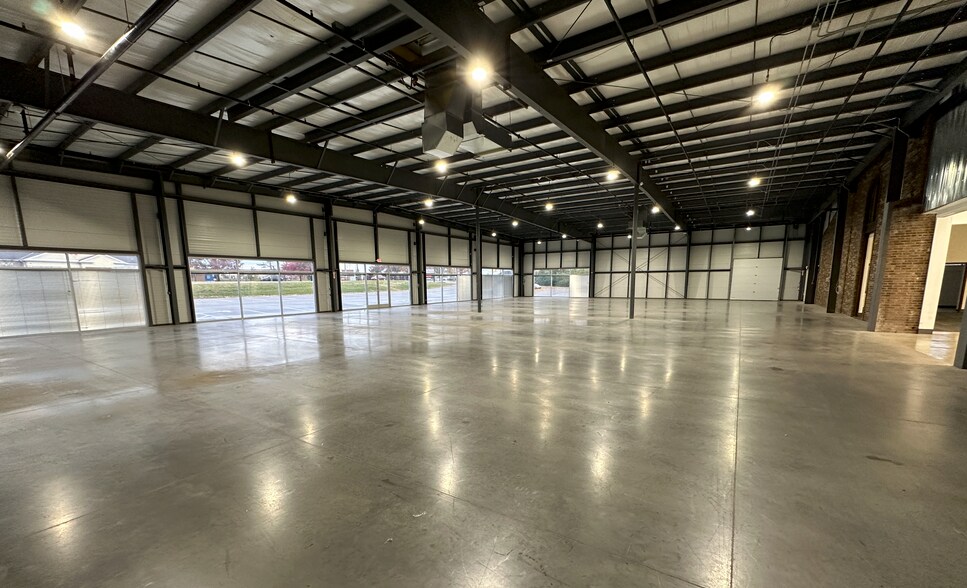 More Photos Of 4951 Dixie Hwy, Fairfield Showroom For Sale