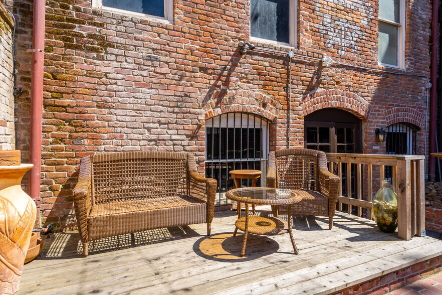 More Photos Of 910 2nd St, Sacramento Bar For Sale