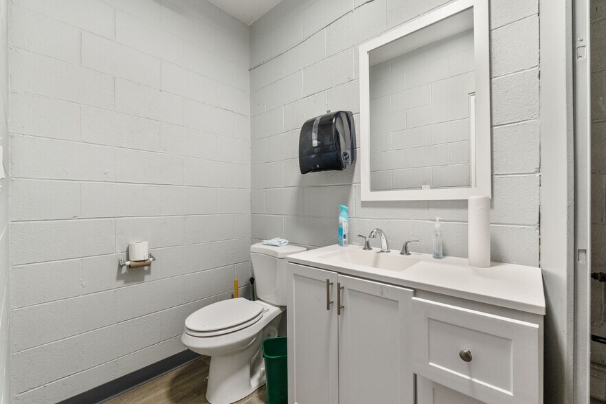 More Photos Of 437 Holtzman Ave, Columbus Warehouse For Sale