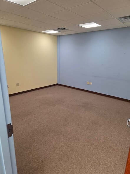More Photos Of 1332 W Arch Haven Ave, Bloomington Office For Lease
