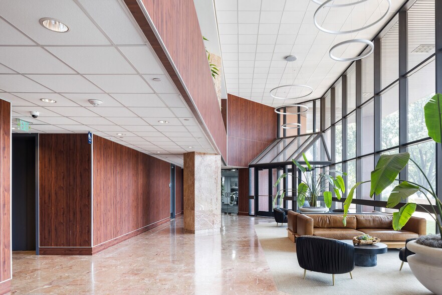 More Photos Of 9400 N Broadway Ext, Oklahoma City Office For Lease