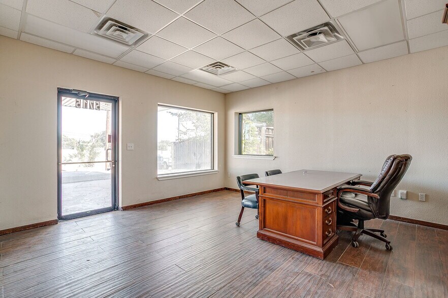 More Photos Of 5715 Azle Ave, Fort Worth Storefront Retail Office For Lease