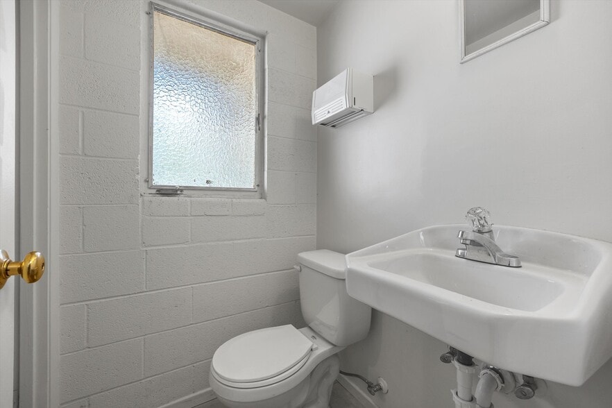 More Photos Of 16 Tobias St, Kernville Storefront Retail Residential For Sale