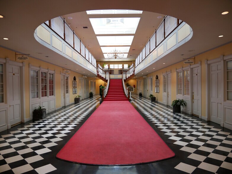 More Photos Of 250 N Golden Circle Dr, Santa Ana Office For Lease