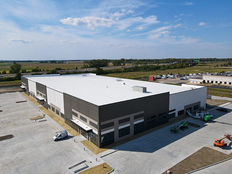 More Photos Of 100 Commerce Center Dr, Collinsville Light Distribution For Lease