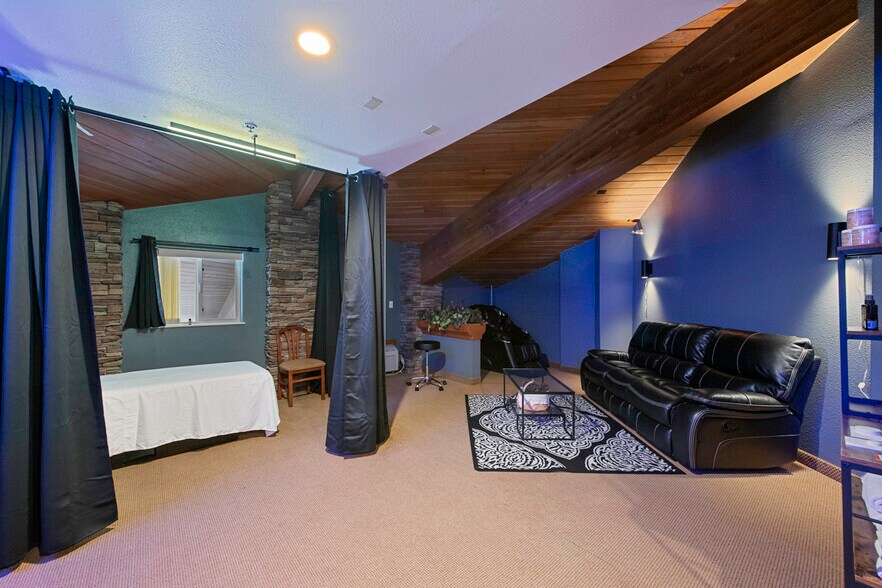 More Photos Of 1424 W Pine St, Pinedale Hotel For Sale