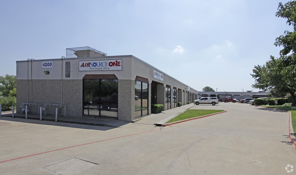 More Photos Of 4200 N Main St, Fort Worth Flex For Lease