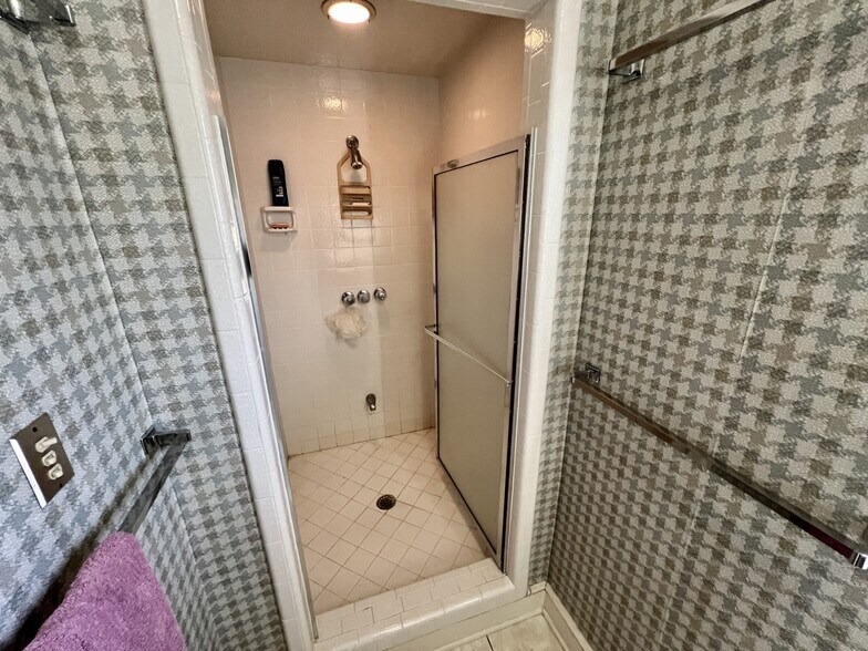 More Photos Of 620 4th St, Graham Office For Sale