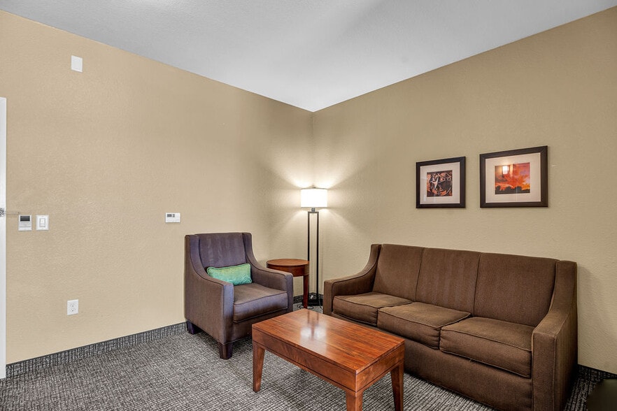 More Photos Of 910 W Interstate 20, Midland Hotel For Sale