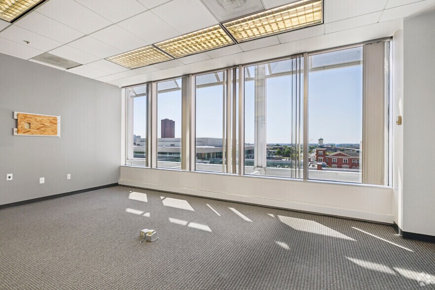 More Photos Of 300 W Pratt St, Baltimore Office For Sale