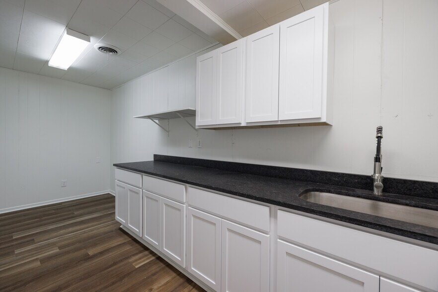 More Photos Of 623-627 Pine St, Abilene Storefront For Sale