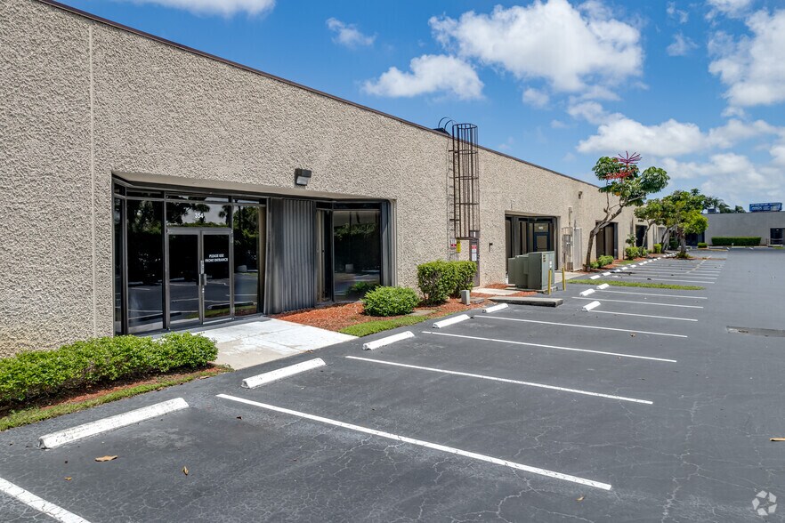 More Photos Of 350-356 SW 12th Ave, Deerfield Beach Showroom For Lease