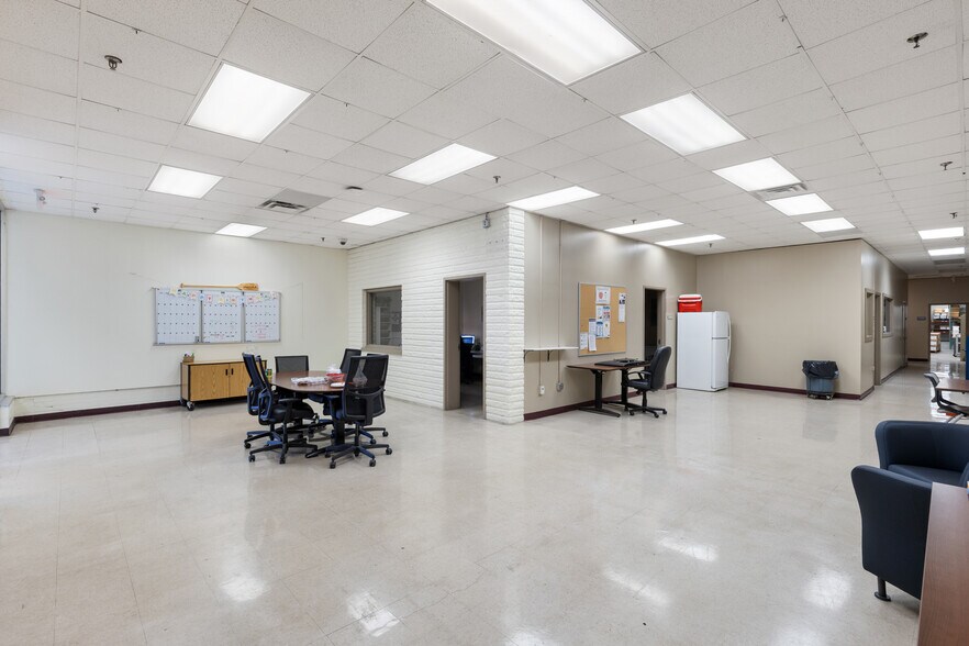 More Photos Of 5305 Midway Rd, Haltom City Distribution For Sale