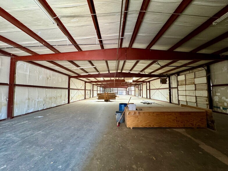 More Photos Of 220 S Alliance Ct, Oklahoma City Manufacturing For Lease
