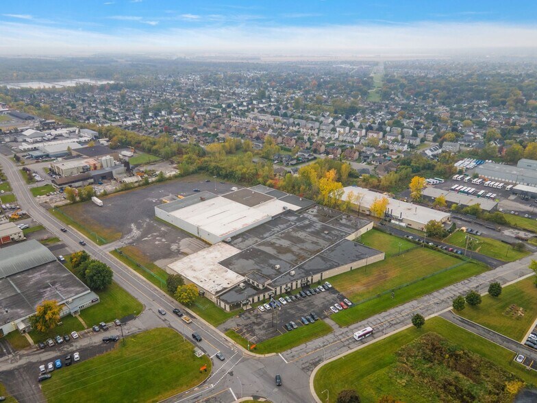 Primary Photo Of 2000 Boul Industriel, Chambly Warehouse For Lease