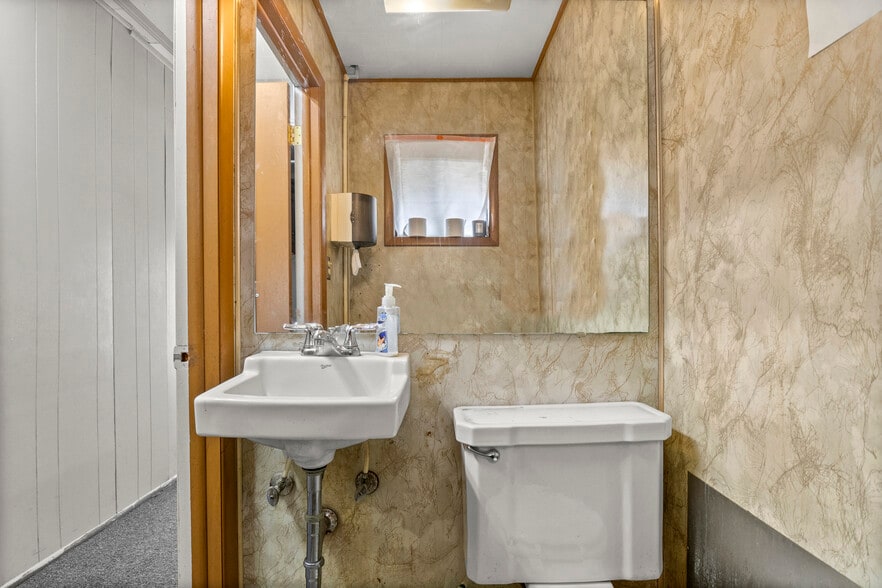 More Photos Of 6120 N Dort Hwy, Flint Service For Lease