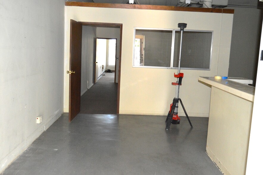 More Photos Of 3806 W Burbank Blvd, Burbank Storefront For Lease