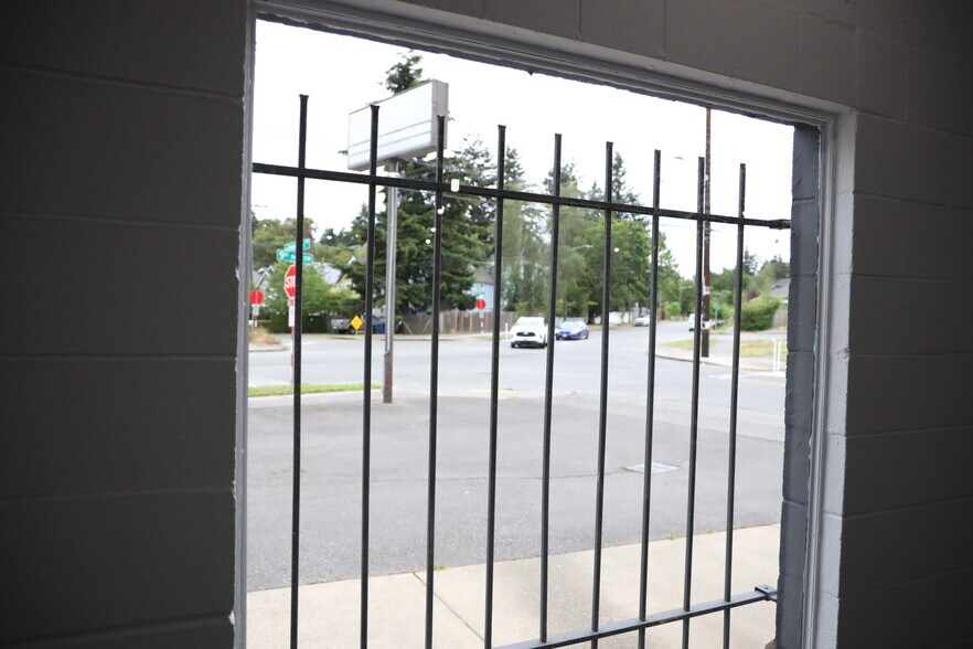 More Photos Of 8855 9th Ave SW, Seattle Convenience Store For Lease