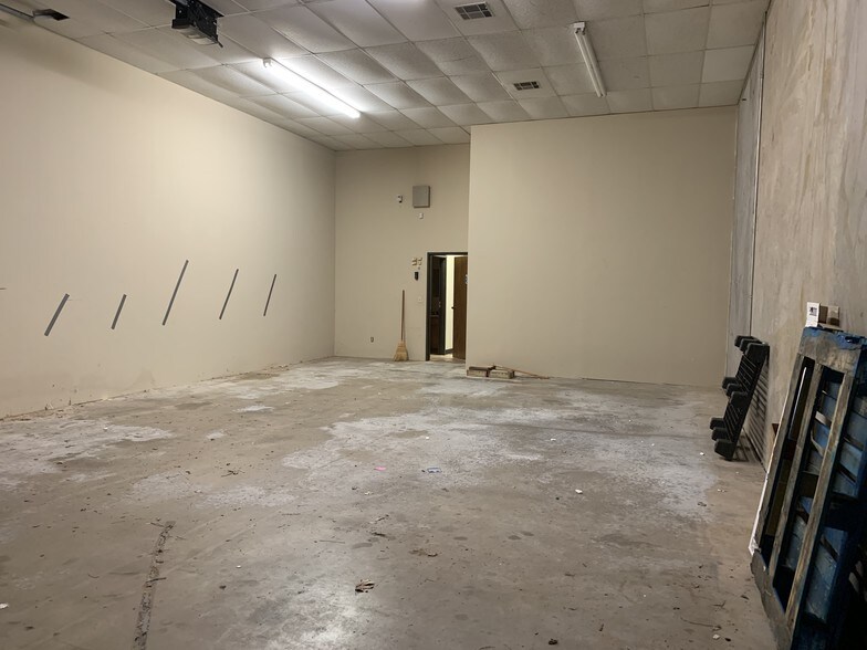 More Photos Of 7700 N Hudson Ave, Oklahoma City Light Manufacturing For Lease