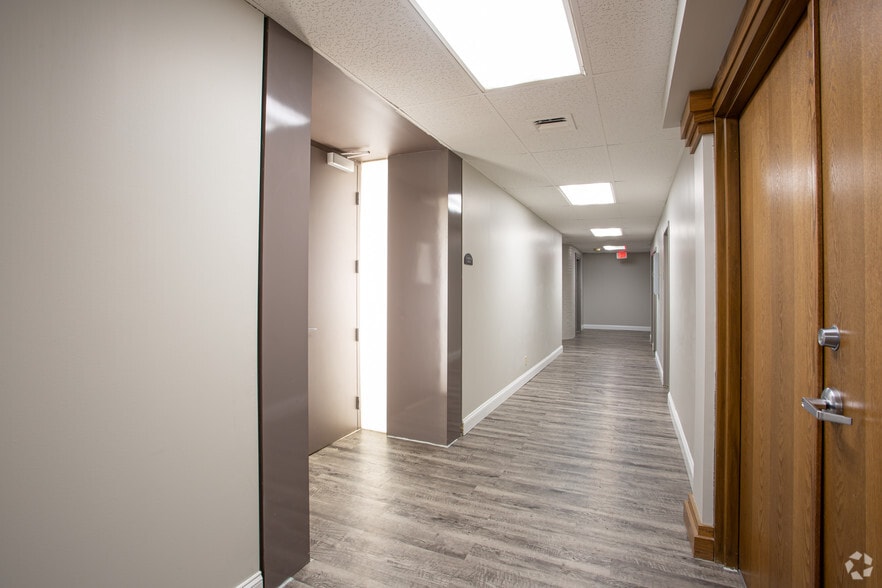 More Photos Of 8320 N Oak Tfwy, Kansas City Office For Lease