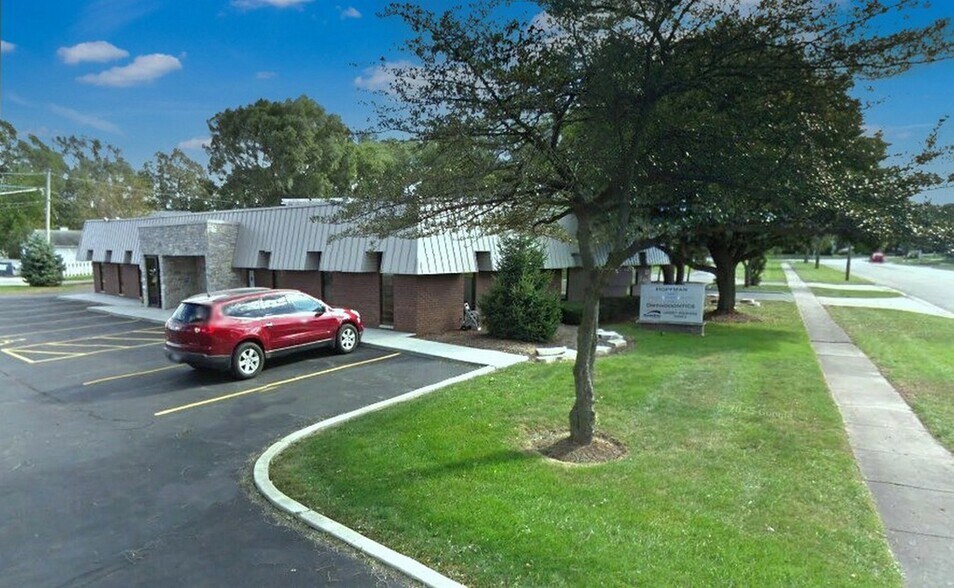 More Photos Of 521 Devonshire Ln, Crystal Lake Office For Lease