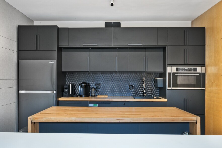 More Photos Of 12421 Venice Blvd, Los Angeles Loft Creative Space For Lease