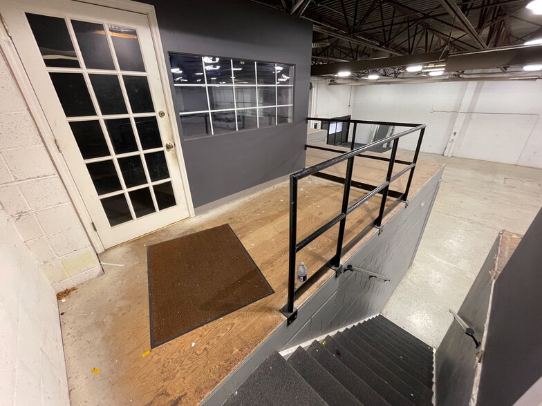 More Photos Of 1371 Saw Mill Run Blvd, Pittsburgh Warehouse For Sale