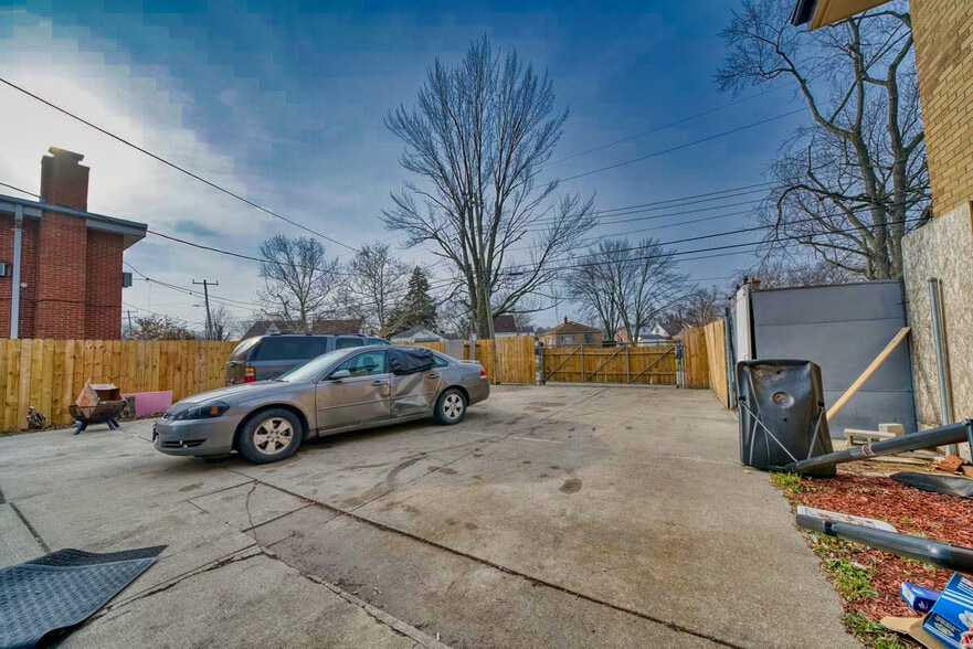 More Photos Of 10325 Cadieux Rd, Detroit Flex For Sale