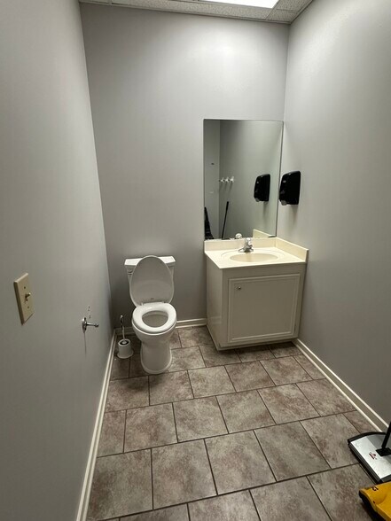 More Photos Of 1350 W Government St, Brandon Office For Lease