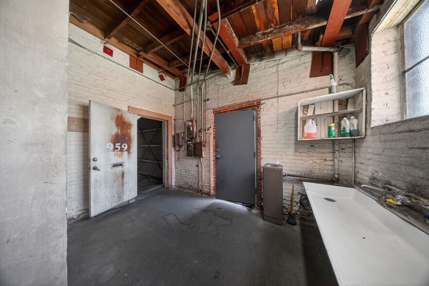 More Photos Of 959 Gower St, Los Angeles Auto Repair For Lease
