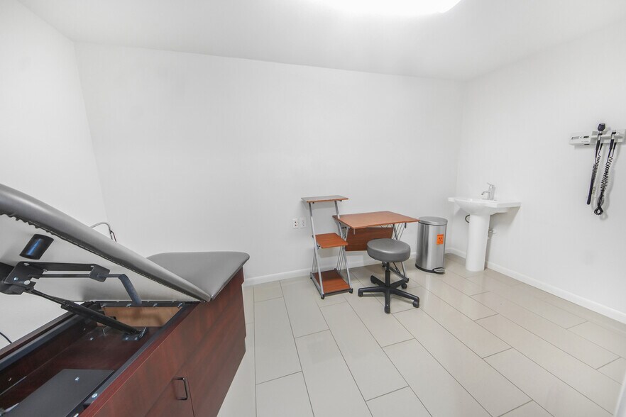 More Photos Of 7030 Bretshire Dr, Houston Medical For Sale
