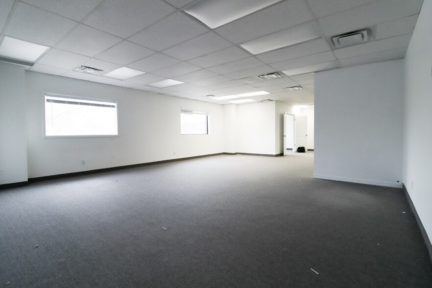 More Photos Of 734-752 Sheppard Ave E, Toronto Unknown For Lease